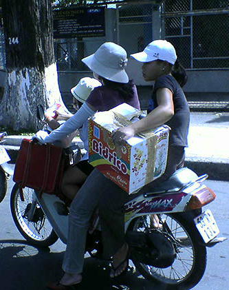 ノーヘル、3人乗り。.JPG